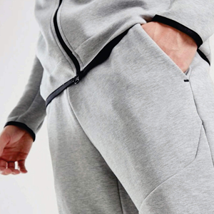 Ensemble de survêtement technique pour homme en molleton gris chiné, 69 % coton, 31 % polyester, avec sweat à capuche zippé et pantalon de jogging, design OEM - Product Image 2