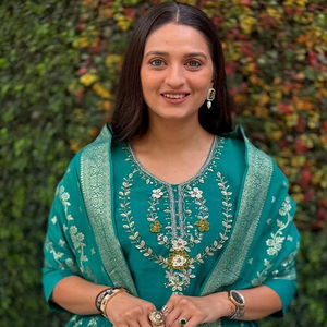 Grand ensemble élégant et droit de pantalon Kurti Dupatta Collection ethnique indienne opulente pour la vente en gros B2B et les cadeaux d'entreprise - Product Image 1