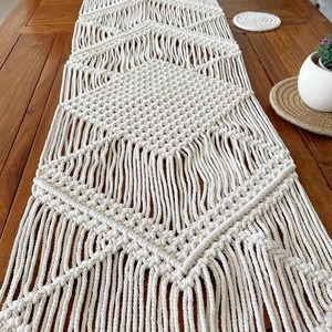 Elégant tapis de table en macramé fait main décor bohème en coton tissé parfait pour la table basse de la salle à manger ou le style de la cuisine - Product Image 2