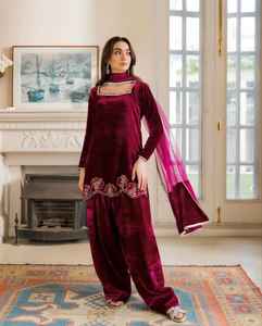 Belle robe d'hiver en velours avec des perles, travail Nakshi Dabka, qualité supérieure, matière légère - Product Image 1