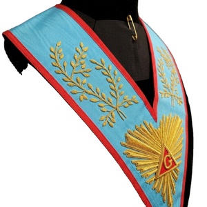 Cuello de seda moiré azul cielo con bordado intrincado de rayos de sol en hilo dorado, hecho a mano, para ceremonias. - Product Image 2