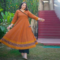 Kurti Anarkali en coton flammé grande taille style Angrakha, couleur marron, tenue traditionnelle élégante, coupe confortable, tissu doux à motifs