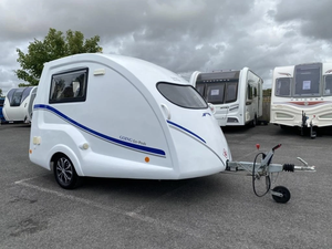 Achetez une caravane de luxe bien construite pour les voyages en famille et le camping, conforme aux normes de sécurité avancées, offrant confort et commodité, à vendre. - Product Image 1