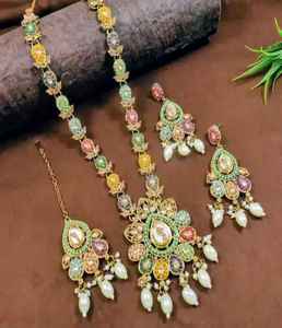 Magnifique ensemble de collier classique multicolore à l'aspect perlé avec boucles d'oreilles assorties, bijoux tendance pour les mariages, les festivals et les fêtes - Product Image 1