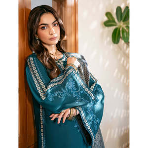 Conjunto de Traje Dhanak Bordado de 3 Piezas para Mujer IZEL con Chal y Pantalones Estampados Courtrai-BIC-4387 - Product Image 2