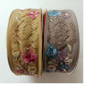 Lacets de fil brodés sur mesure avec deux options de couleur en broderie de paillettes en largeur de 1.5 pouces sur le tissu de base en filet assorti - Product Image 1