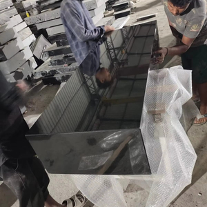 Elegante y Moderno Monumento Funerario de Granito para Conmemorar a Seres Queridos al Aire Libre - Product Image 1