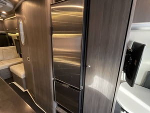 Autocaravana Usada A-i-r-s-t-r-e-a-ms Interstate 24 GT 4x4 Clase B - Remolque Camper Diésel en Venta para Camping y Viajes - Product Image 3