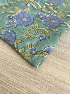 Tela con Estampado Floral Azul Vintage sobre Verde, Estilo Floral Botánico Indo-Europeo - Product Image 2