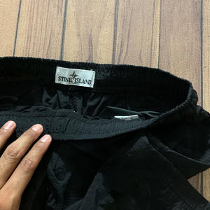 Pantalones cortos negros con estampado personalizado para hombre al por mayor patrón sólido cintura elástica moda de calle con bolsillos estilo informal - Product Image 3