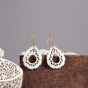 Pendientes de hueso real pulidos hechos a mano estilo amor joyería artesanal Natural para mujeres pendientes de arte popular étnico de la India - Product Image 1