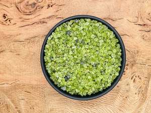 Mini botella de tamaño personalizado de chips de cristal en bruto de peridoto natural, Mini botella de cuarzo de piedras preciosas sueltas sin tratar a granel - Product Image 3