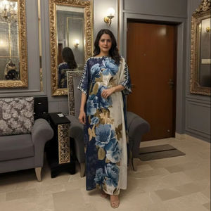 Ssumaira apporte un beau caftan floral en soie suisse avec un dupatta et un pantalon en soie - Product Image 1