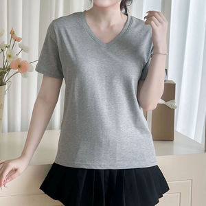 Camiseta de mujer Color sólido Cuello en V Manga corta Dobladillo redondeado Tops casuales de verano - Product Image 3