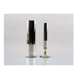 Elegante florero de metal texturizado adecuado para temas de decoración de interiores modernos contemporáneos o tradicionales en el hogar - Product Image 2