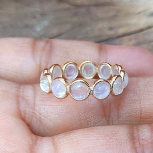 Bague d'éternité tendance en laiton plaqué or avec cabochon rond, magnifique pierre de lune arc-en-ciel, plaqué or rose pour femmes - Product Image 2