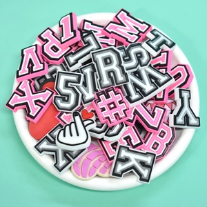 Pulseras de PVC suave, bolsos, zuecos para <span class=keywords><strong>teléfono</strong></span>, accesorios, dijes de decoración, venta al por mayor, dijes para zuecos, dijes de zapatos con letras rosas - Product Image 2