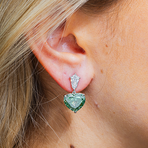 Boucles d'oreilles pendantes SHREYA DIAM en diamant cultivé en laboratoire certifié IGI, plaqué platine et rhodium, cœur fantaisie vert et blanc, 9,06 carats au total - Product Image 2