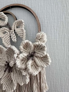 Suspension murale en macramé floral papillon violet artistique pour les intérieurs d'inspiration bohème, décoration moderne de la maison, vente en gros en provenance d'Inde - Product Image 5