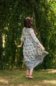 Robe bohème Lilien, imprimée à la main, en pur coton, décontractée, occasionnelle, vacances, été, florale, gris bleu, artisanale, éthique - Product Image 4