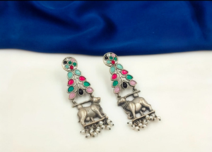 Boucles d'oreilles pendantes en forme de vache, finition argentée oxydée, style bohème ethnique vintage unique, pour femmes, à porter au quotidien ou pour des occasions festives - Product Image 5