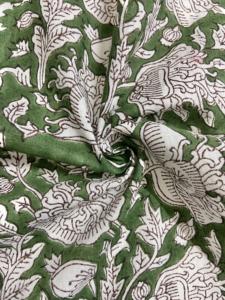 Tissu en coton imprimé à la main, motif floral vert Jaal avec des motifs de vignes traditionnels - Product Image 3