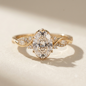 แหวนหมั้นทรงคลาสสิกประดับเพชรทรงรีสีเหลืองทอง 18K ไดมอนด์เพาะเลี้ยงจากธรรมชาติ รับรองโดย IGI สำหรับเธอ - Product Image 1