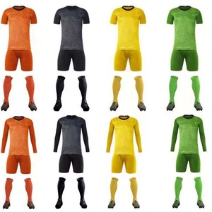 Maillot de football sportif personnalisé pour hommes et kit complet d'uniformes de football en polyester uni respirant pour les fans et les joueurs - Product Image 1