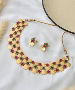 Conjunto de Collar con Moneda Chapada en Oro con Piedras Rojas y Verdes |   Joyería Étnica de Compromiso para Mujer Estilo Templo - Product Image 1