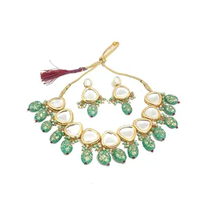 Ensemble de bijoux fins plaqués or vintage Kundan, collier et boucles d'oreilles en cuivre sertis de rubis taille émeraude pour femmes, pour mariage ou cadeau - Product Image 3