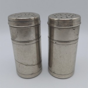 Molino de sal y pimienta de latón vintage con patrón tradicional tallado artesanal hecho a mano Diseñado para interiores de comedor decorativos - Product Image 1