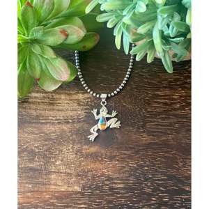 Pendentif grenouille Julius Burbank multi-pierres et argent sterling serti clos, plaqué or rose et rhodium, motif moderne - Product Image 1