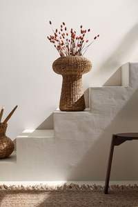 Vase à fleurs en rotin fait à la main avec un aspect tissé unique adapté aux intérieurs éclectiques et aux décorations de maison modernes et design - Product Image 5