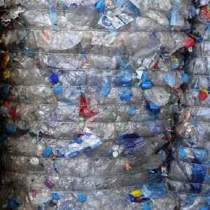 Acheter des flocons d'animaux de compagnie de qualité fraîche usine PET bouteille de déchets clair lavé à chaud flocons PET pour bouteille et fibre pas cher prix - Product Image 4