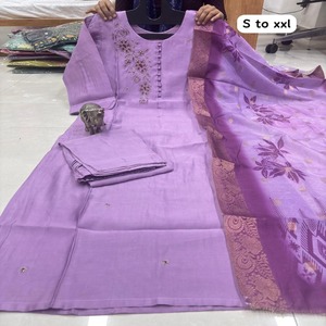 Última tendencia Muselina con trabajo manual Kurti Pant y Dupatta Mujer Moda Fabricante y proveedor de Surat - Product Image 1