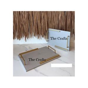 Bandeja de madera y cuero para servir con asas de metal dorado Bandeja de desayuno de forma redonda de calidad superior en India - Product Image 1