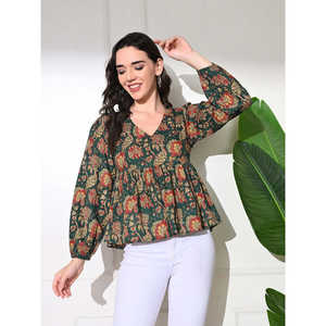 Classique mais polyvalent, ce haut en coton respirant Peplum présente un imprimé floral à feuilles persistantes. - Product Image 6