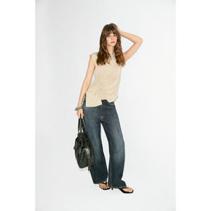 ETHIQUET JASMINIUM Blusa de mujer con cuello redondo y sin mangas con detalle de fruncido en la parte delantera - Product Image 2