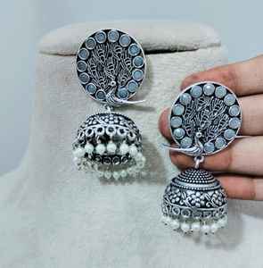 Juego de pendientes de tuerca Jhumki de estilo clásico de Bird of Wonder, joyería única e impresionante con latón en forma de Luna y material de perlas - Product Image 5