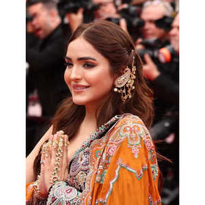 Boucles d'oreilles fines en or plaqué or et en kundan de style Cannes, collection Sonam Chhabra, motif paisley blanc, ME1139 - Product Image 2