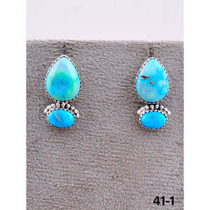 Boucles d'oreilles pendantes faites à la main en turquoise blanche et argent sterling, forme goutte d'eau avec sertissage clos - Product Image 2