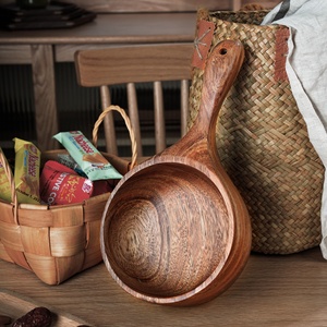 Cuenco Grande de Madera Hecho a Mano con Asa Larga - Cuenco de Madera Natural de 26 cm para Servir Ensaladas y como Cucharón para Agua - Product Image 1