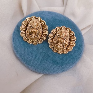Pendientes de diseñador de calidad superior con acabado dorado de primera calidad, aspecto hermoso, perfecto para bodas, ocasiones especiales, ropa tradicional - Product Image 1