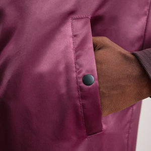 Chaqueta Bomber Maroon Satin Poliéster Forro Cierre de cremallera Varsity Collar Rib Knit Cuffs Utility Pocket Sleeve - Product Image 6