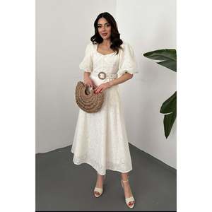 Robe brodée blanc cassé avec détail de bonnets intégrés et ceinture. - Ecru - Product Image 2