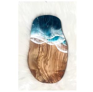 เขียงชีสเรซิ่นสีเขียวและไม้พร้อมหูจับ ถาดเสิร์ฟดีไซน์เนอร์ ออกแบบมาเพื่อการเสิร์ฟและการจัดวางอาหารที่ทันสมัย - Product Image 6