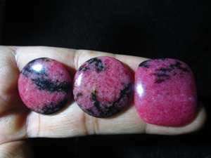 พลอยโรโดไนต์ธรรมชาติคุณภาพสูงแบบคาโบชอง 3 ชิ้น พลอยโรโดไนต์มีค่าสำหรับทำเครื่องประดับ ใช้ในงานทำเครื่องประดับ ราคาขายส่ง - Product Image 3