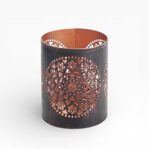 Porte-bougie votif en métal noir avec motif rond de mandala et finition intérieure en cuivre - Product Image 1