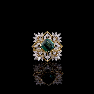 Anillo Elegante con Piedra Verde Laboratorio y Detalles de Diamantes en Forma de Pera y Marquesa |   Ropa para Fiestas y Bodas - Product Image 1