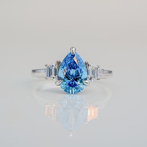 Bague de fiançailles en diamant de laboratoire de 3,00 carats, taille poire, bleu vif fantaisie, en or massif 14 carats avec pierres latérales en forme de trapèze, bague de mariage - Product Image 1